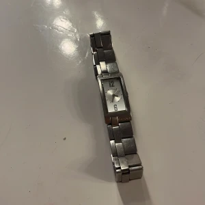 Stockholm stil DKNY klocka  - En super fin klocka från DKNY den är 100 procent äkta och är köpt för runt 2000kr. Super populär nu.💕