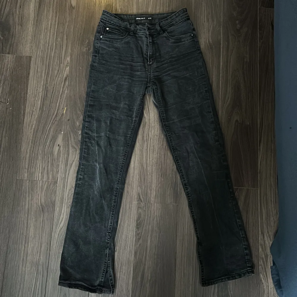 Svart/gråa byxor från Cubus, använda ett fåtal gånger men i bra skick. Slits nere vid fötterna. S/32. Köparen står för frakten😊. Jeans & Byxor.