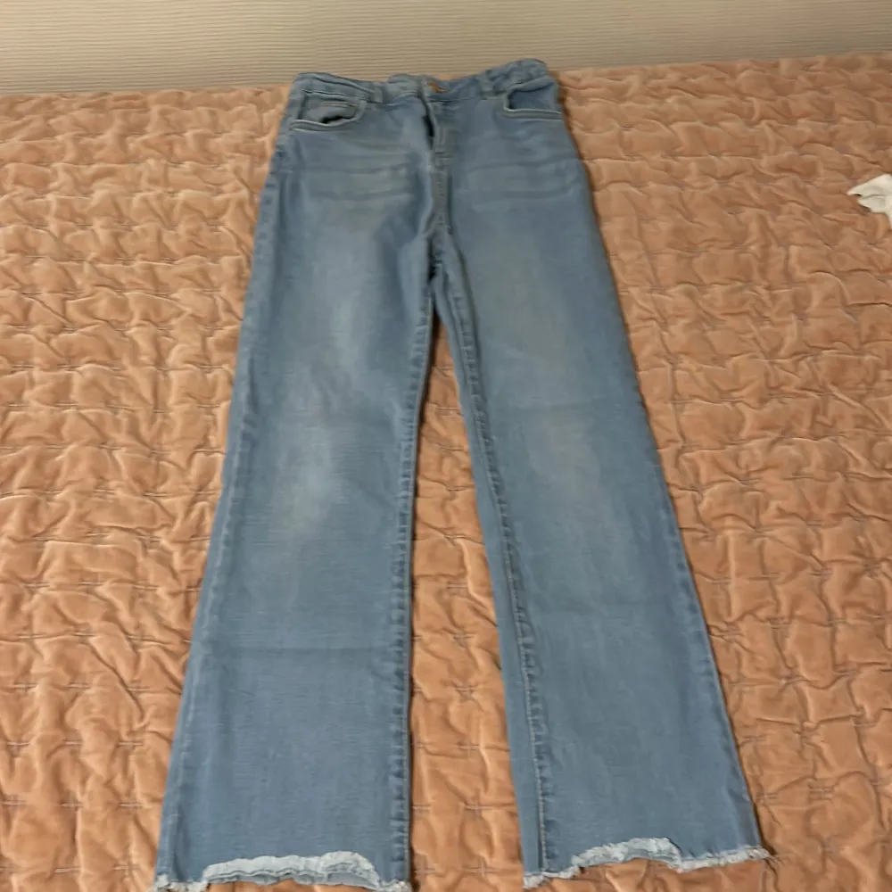 Den är använd bara några gånger. Den är som ny. Den är från Defacto från Turkiet . Jeans & Byxor.