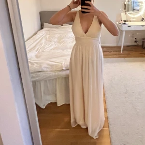 Balklänning  - Ljusrosa balklänning, använd 1 gång💞🥰superbra skick!!!   Har s i vanliga fall men 34 satt perfekt!