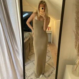 Beige klänning - Superfin slutsåld beige klänning från Nelly dom inte kommer till användning tyvärr💕använd ett fåtal gånger så klänningen är i bra skick  