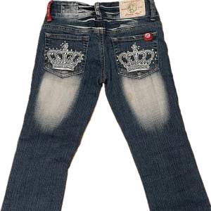 Low waist bootcut jeans med unik design, stl 32. DMa för mer info eller fler bilder!