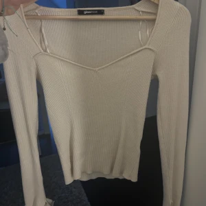 Topp från Gina  - Så fin långärmad topp från Gina tricot, använd fåtal gånger 💕 Strolek S, skriv för fler bilder 💞💞