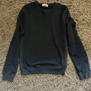 En jätte snygg Stone island Hoodie inte andvänd någon gång, skick 10/10. Ny pris 2800. Om ni har några frågor skriv till mig då?