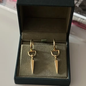 Maria nilsdottter örhängen - Säljer mina supersnygga Maria Nilsdotter örhängen i modellen ”bitten earring” Nypris är 4990 kr men jag säljer för 3000kr ❤️❤️ (box medkommer)