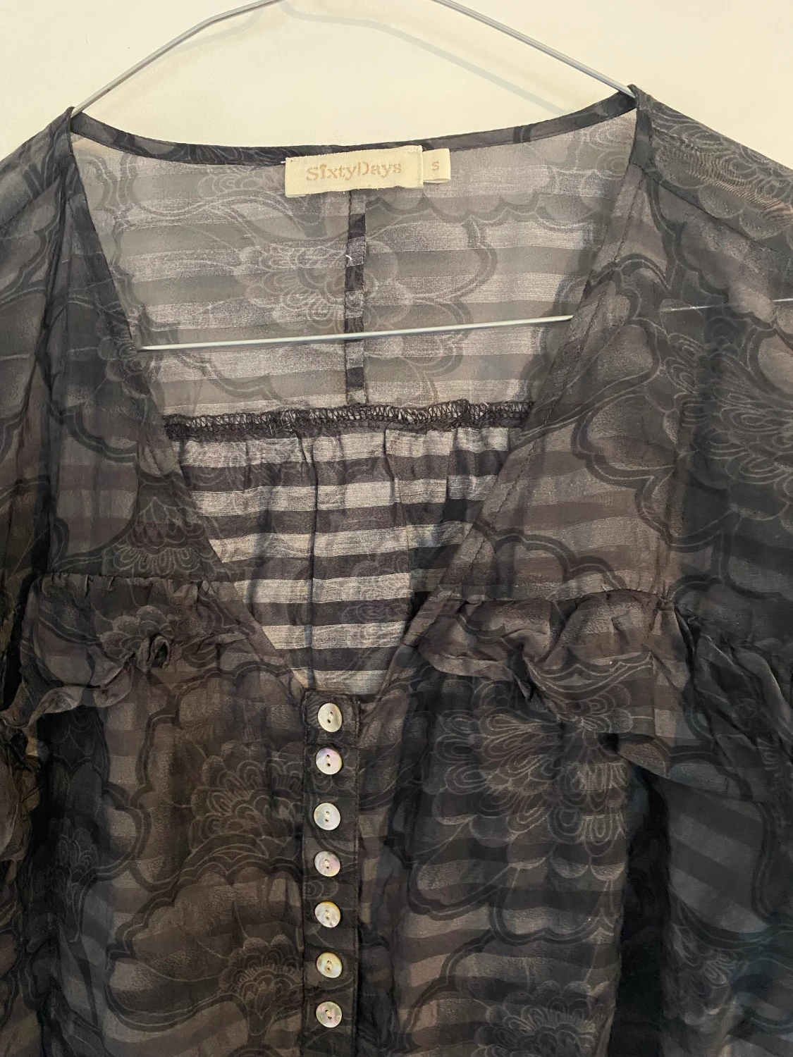 Blus med volang - 90