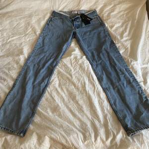 ett par helt oanvända jeans från weekday, lågmidjade med en nervikt midja så snyggt! midjemått 40 innerbenslängden:78