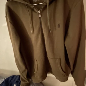 Ralph Lauren zip-up hoodie - Riktigt schyst tröja, inget fel|hål knappt använd, säljer pga att den är försliten Nyköp 1800