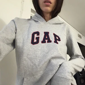 GAP Hoodie - Hoodie från GAP i jättesnygg färg❤️