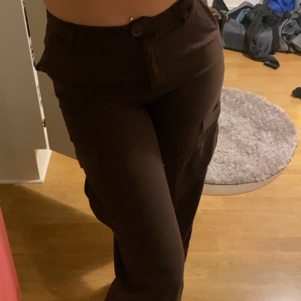 Super snygga kostymbyxor! Sitter jättesnyggt på kroppen! 🤎. Farkut & Housut.