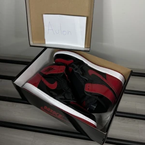Jordan - Jordan 1 highs storlek 44.5, aldrig använda, pris 4000kr frakten ingår.