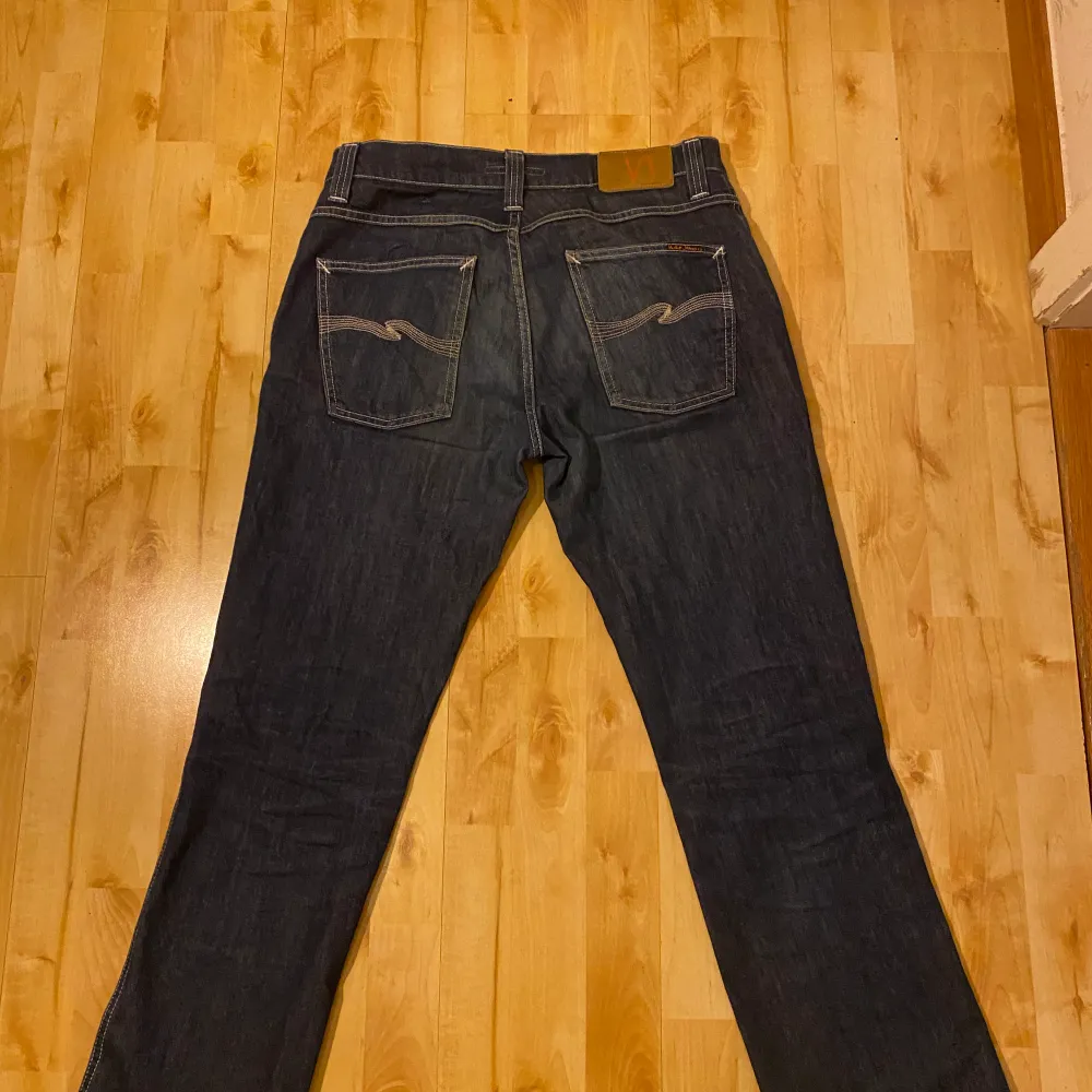 Säljer ett par Nudie jeans i väldigt gott skick! Storlek 32/32 hör av er med frågor eller funderingar😃 Nypris-1400kr. Jeans & Byxor.