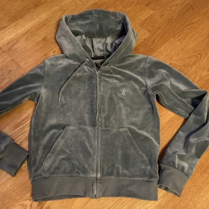 Juicy hoodie grön S - FINNS KVAR!! Juicy couture hoodie i nyskick! Köpte av en tjej men det var fel färg o matchade inte mina byxor tyvärr! Tror denna färg heter Chinois Green, lite ljusare än Dark Moss! Storlek Small! Nypris 1300!