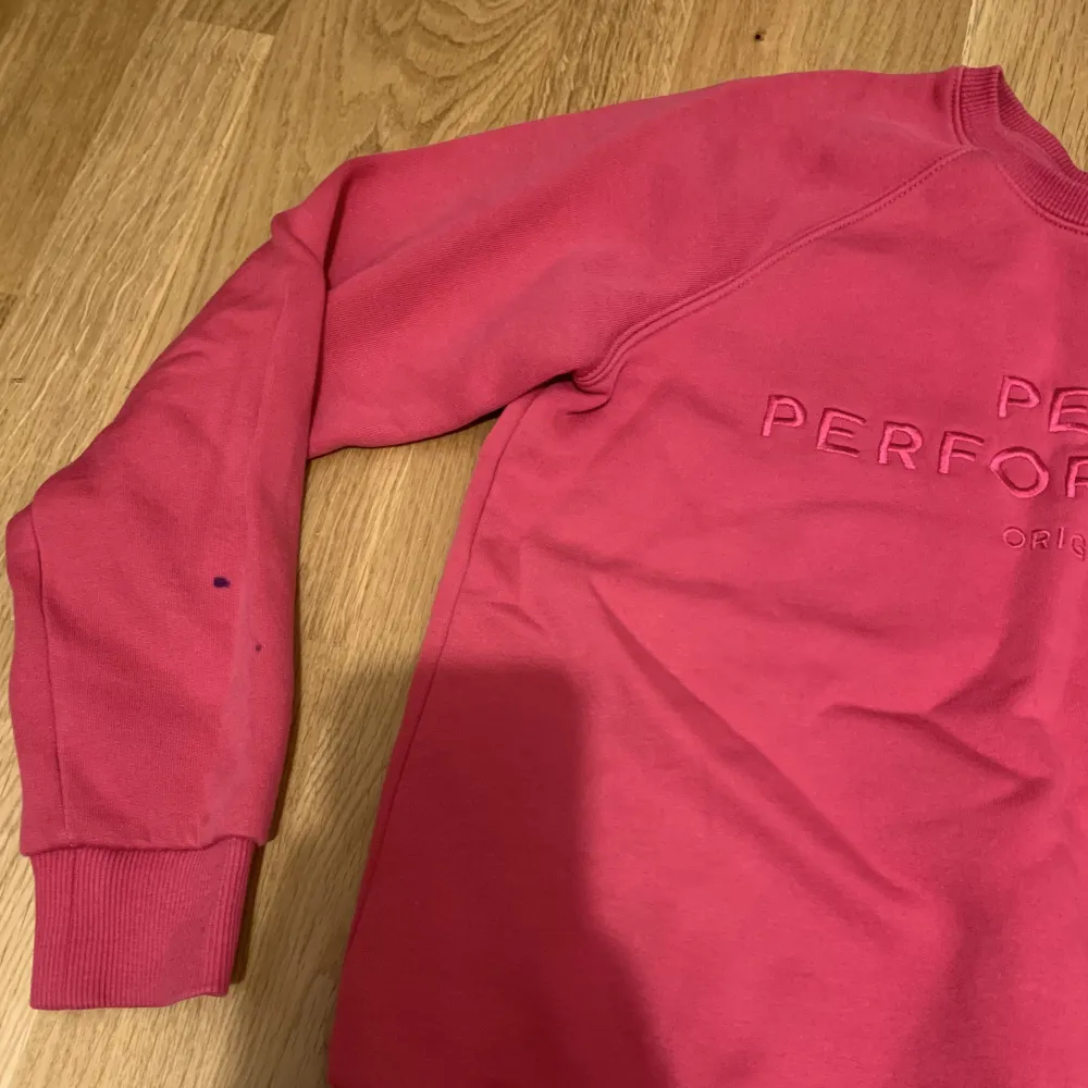 Rosa sweatshirt från peak performance i mycket fint skick bortsett från en liten defekt i baksidan av högerarmen (se bild 2)💕. Tröjor & Koftor.