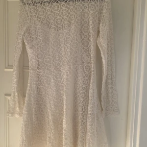 Vid klänning (studentklänning)  - Har inte använt den så mycket eftersom den inte är min still, har dock länge suttit i min garderob. Storlek S. Från Ginatricot. Ok skick 