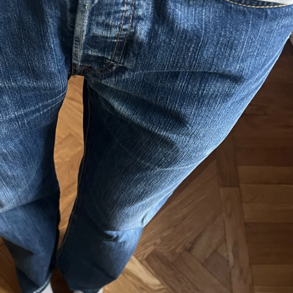 Stl 32/32. De är nedlagda längst ner så de blir två cm längre ungefär. Vintage Levis . Jeans & Byxor.