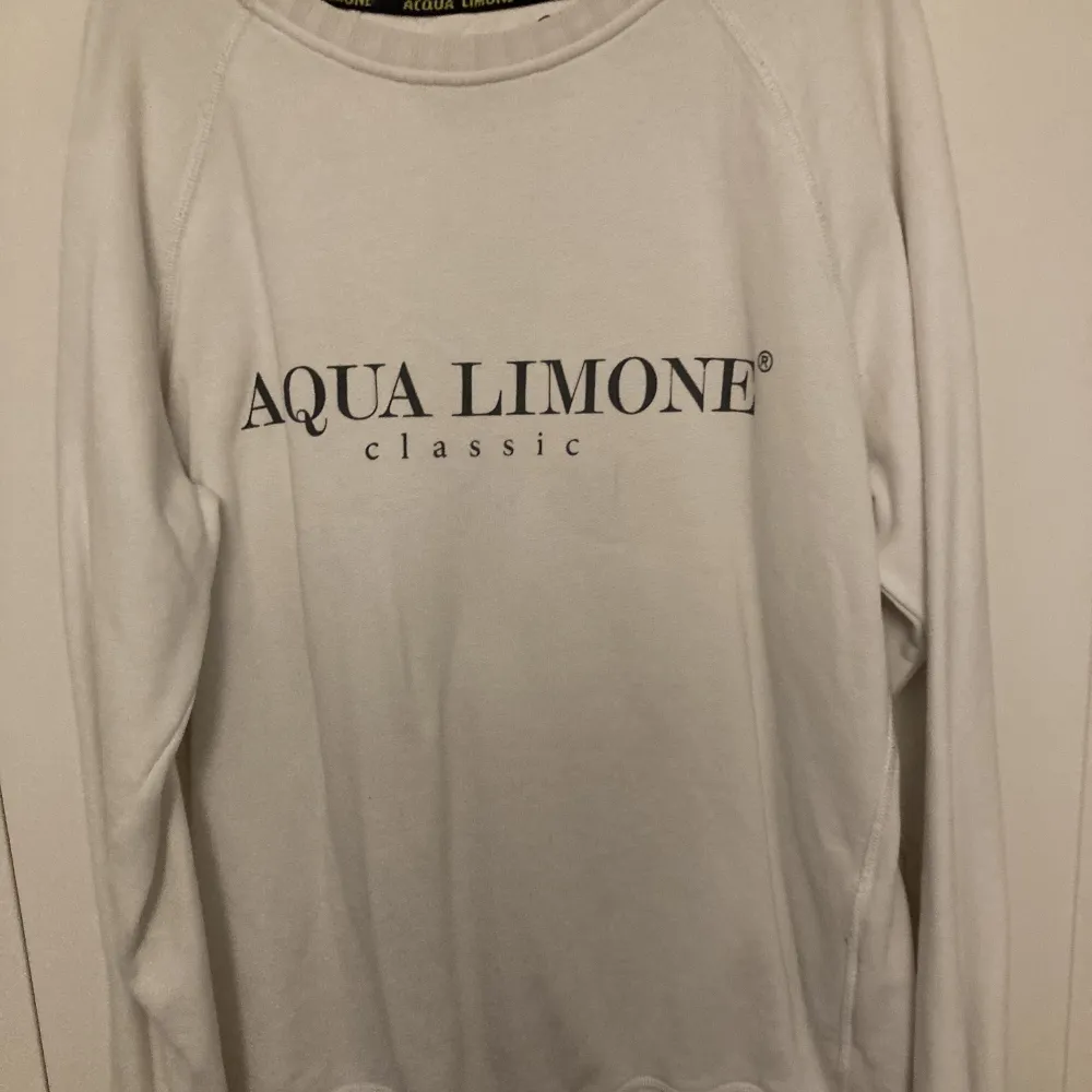Säljer denna tröjan från Aqua limone ❤️ använd endast en gång ❣️ . Hoodies.