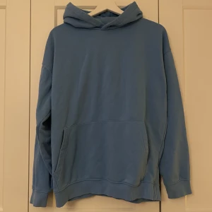 Blå hoddie - Använd några gånger, senast använd 2 år sen. Storlek S.