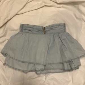 Lågmidjad kjol - Så fin kjol! Kan användas både som lågmidjat och högmidjad men är nog gjord för lågmidjat då den är rätt stor i midjan. Motsvarar S