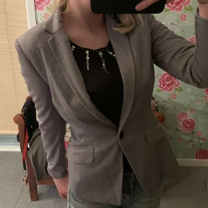 Grå kavaj - Säljer en grå kavaj dom Tycärr är för liten nu, kom privat vid eventuella frågor ❤️