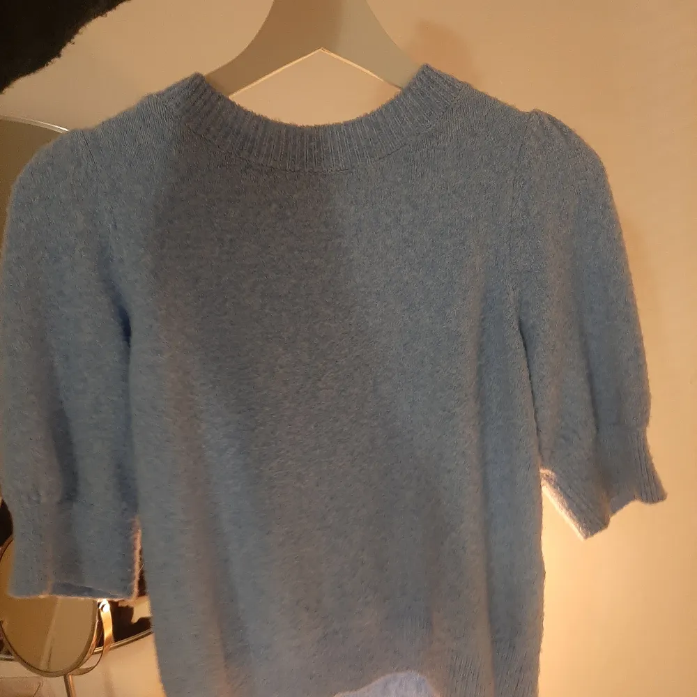 Jag säljer den här fina ljusblåa tröjan. Det är en stickad kortärmad tröja ifrån vero moda 🤍 det är bara att fråga om du har funderingar om klädesplagget   -lite nopprig men inte mycket. Stickat.