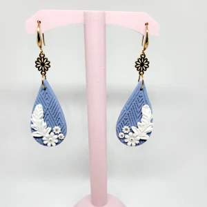 Handgjorda örhängen  - Superfina örhängen i polymerlera :)  Själva hängen är i rostfritt stål och pläterat i guld, nickelfria!  Går att byta till plast eller clips om så önskas.