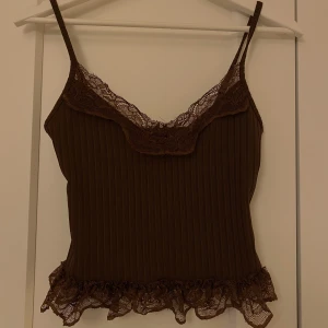 Brun topp - Söt brun topp från SHEIN. Storlek Nyskick, aldrig använd, Från SHEIN, XS men väldigt stretchigt material, så skulle förmodligen passa S och M. 