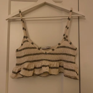 Söt randig topp - I princip nyskick, använd 1 gång för 2 år sen. Väldigt söt över en bikini. Från Pull&Bear, storlek XS