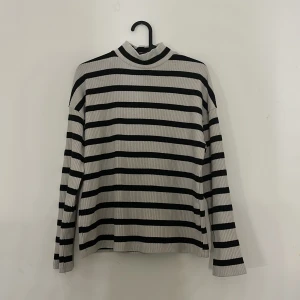 Kofta  - Fint skick, inga fläckar eller hål Utsvängda armar, större i storleken Ribbad 