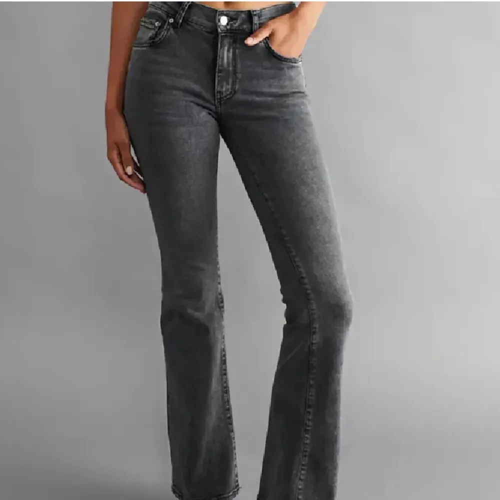 Lågmidjade jeans från Gina tricot.  Säljer pga att de är något små.  Endast använda 2 ggr alltså som nya!! De är svart gråa i färg. Köpa för 500kr De är i storlek 34 och passar mig som är 170 lång!. Jeans & Byxor.