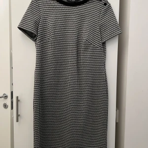 Klänning Lauren Ralph Lauren - Svart och vitrutig klänning i mjukt material i mkt fint skick. Jag är strl 36