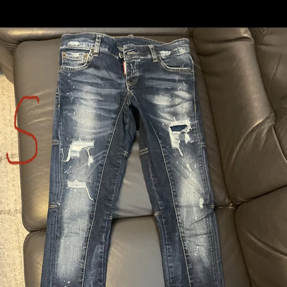 Dsq jeans original, använda två gånger. Fint skick nästan nya, säljs pga för liten storlek. Kan mötas upp i malmö 850kr, pris går att diskutera.. Jeans & Byxor.