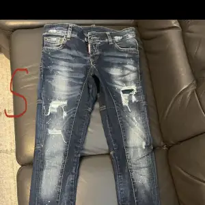 Dsq jeans original, använda två gånger. Fint skick nästan nya, säljs pga för liten storlek. Kan mötas upp i malmö 850kr, pris går att diskutera.