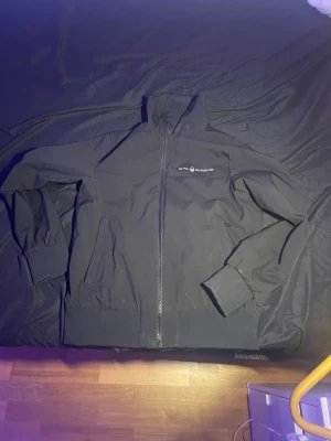 Sail racing jacka  - Säljer denna hel svarta sail racing jackan utan luva den är i bra skick kan tvätta bort dem fläckarna storlek S (Kan frakta)