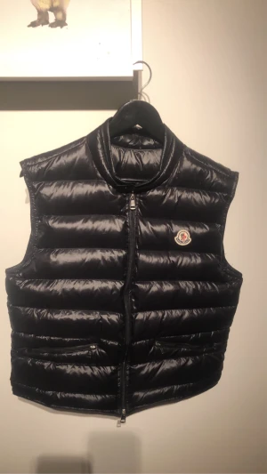 Moncler gui  - Säljer min moncler gui väst den har QR och nfc som fungerar. Den har växt ur mig så säljer den billigt