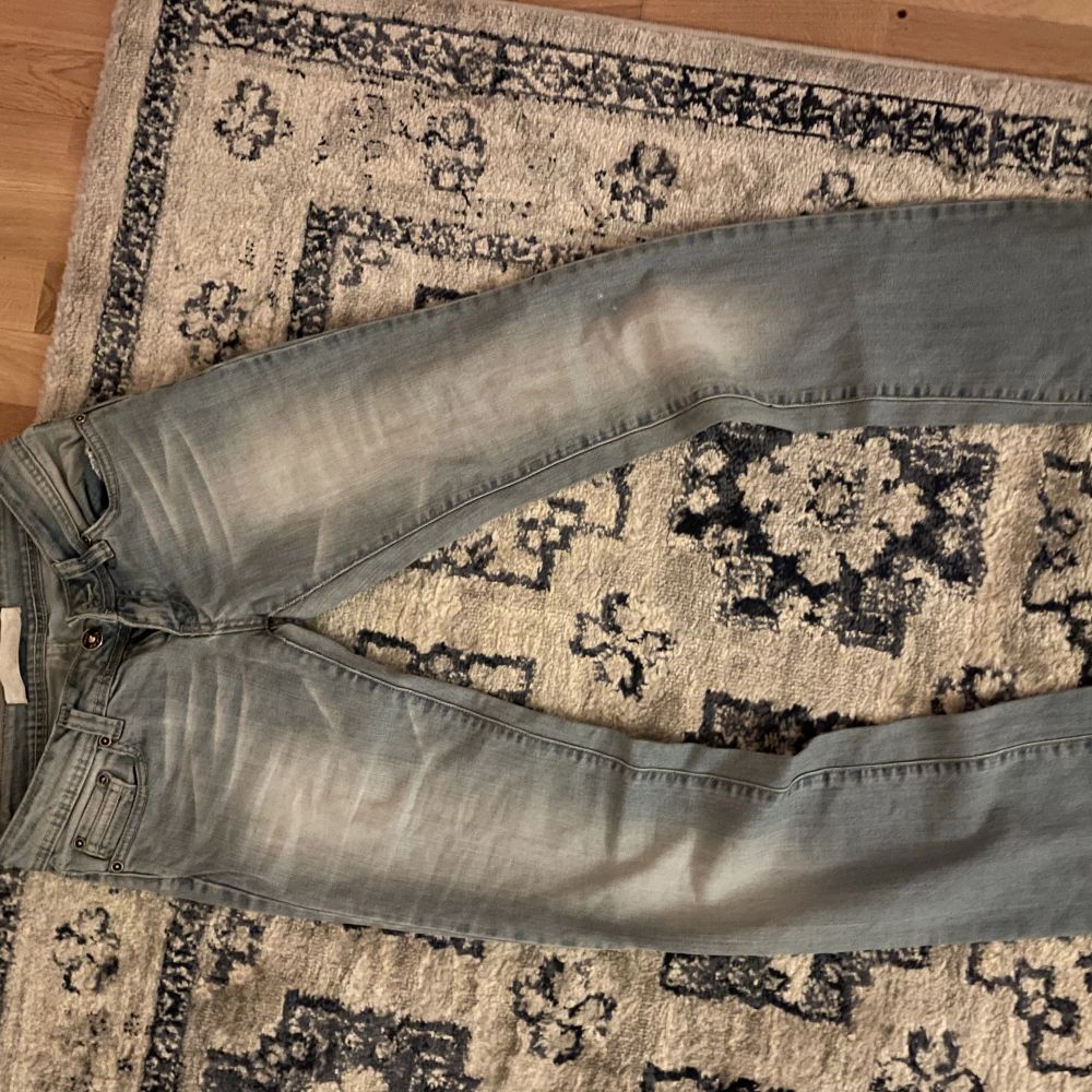 Säljer dessa galet snygga Lågmidjade jeans som tyvärr är för små för mig 💗 köpta secondhand, använd gärna köp nu!! Midja: 34 tvärs över, innerbensläng 84 💗. Jeans & Byxor.