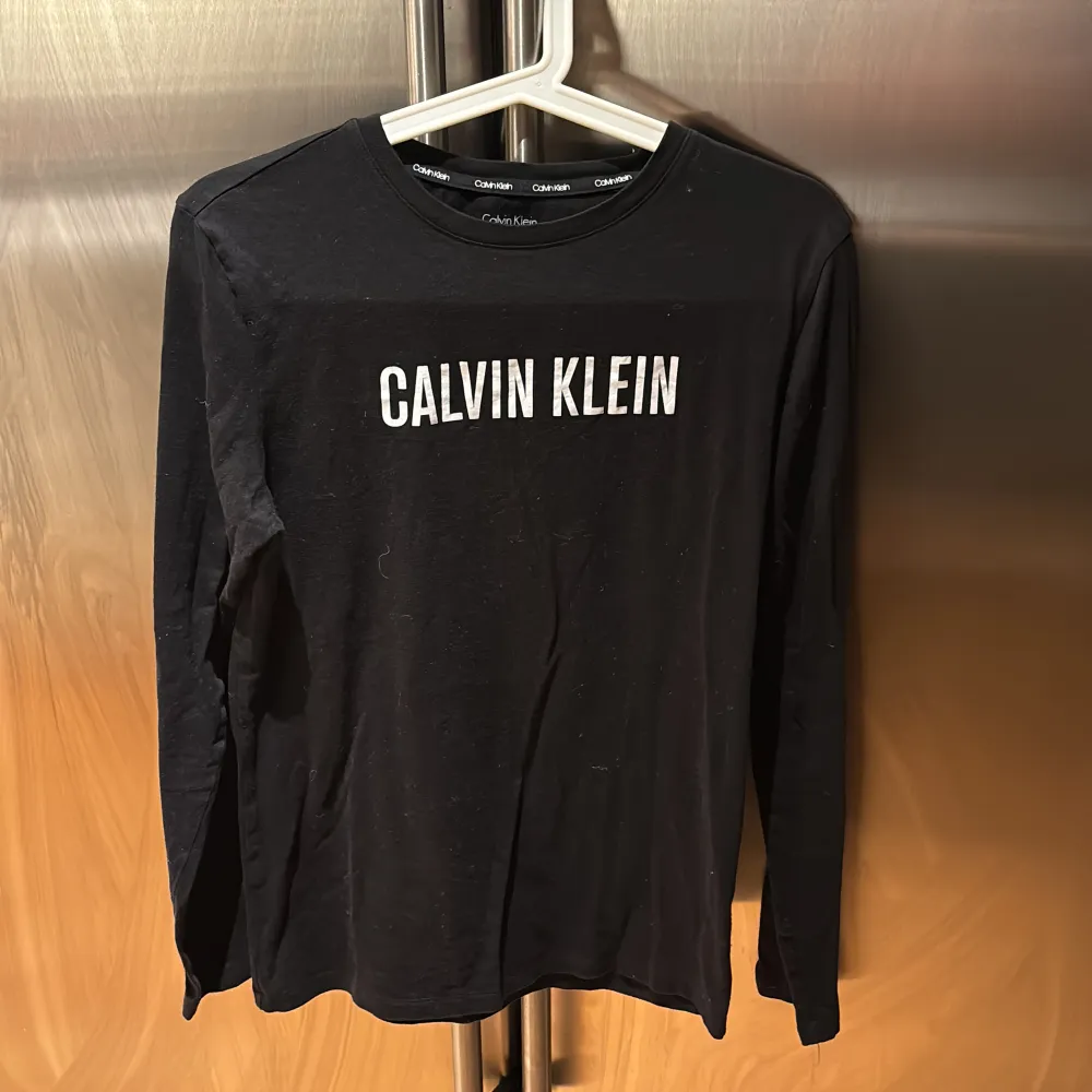Långärmad Calvin Klein tröja, svart. Storlek 164-176, xl i barnstorlek. Passar som S/M i damstorlek. Aldrig använd, säljer pga för liten. Inköptes för 600 kr. Tröjor & Koftor.