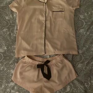 Pyjamas  - Jätte fin pyjamas nästan aldrig använt💕Har du någon fråga är det bara att höra av dig