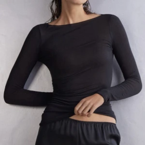 Intimissimi långärmad tröja - Säljer min svarta intimissimi tröja då jag tycker att det inte sitter så bra på mig🩵 . Tröjan är knappt använd så finns inga fläckar eller defekter på den!   Inte mina bilder🫶🏽