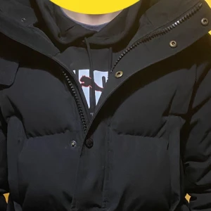 Canada goose - Helt oanvänd jacka. Väldigt bra skick. Fick i födelsedags present, får dock ingen användning av den.  Priset kan diskuteras för snabb och seriös affär. 