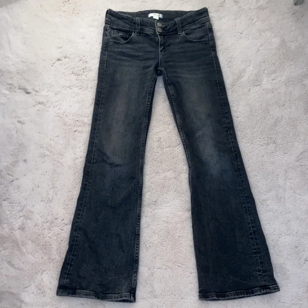 Lågmidjade bootcut jeans i storlek 152. Köpta från gina young för ca 2 månader sedan och säljer då de inte kommer till användning längre. Priset kan sänkas vid snabb affär 🩷. Jeans & Byxor.