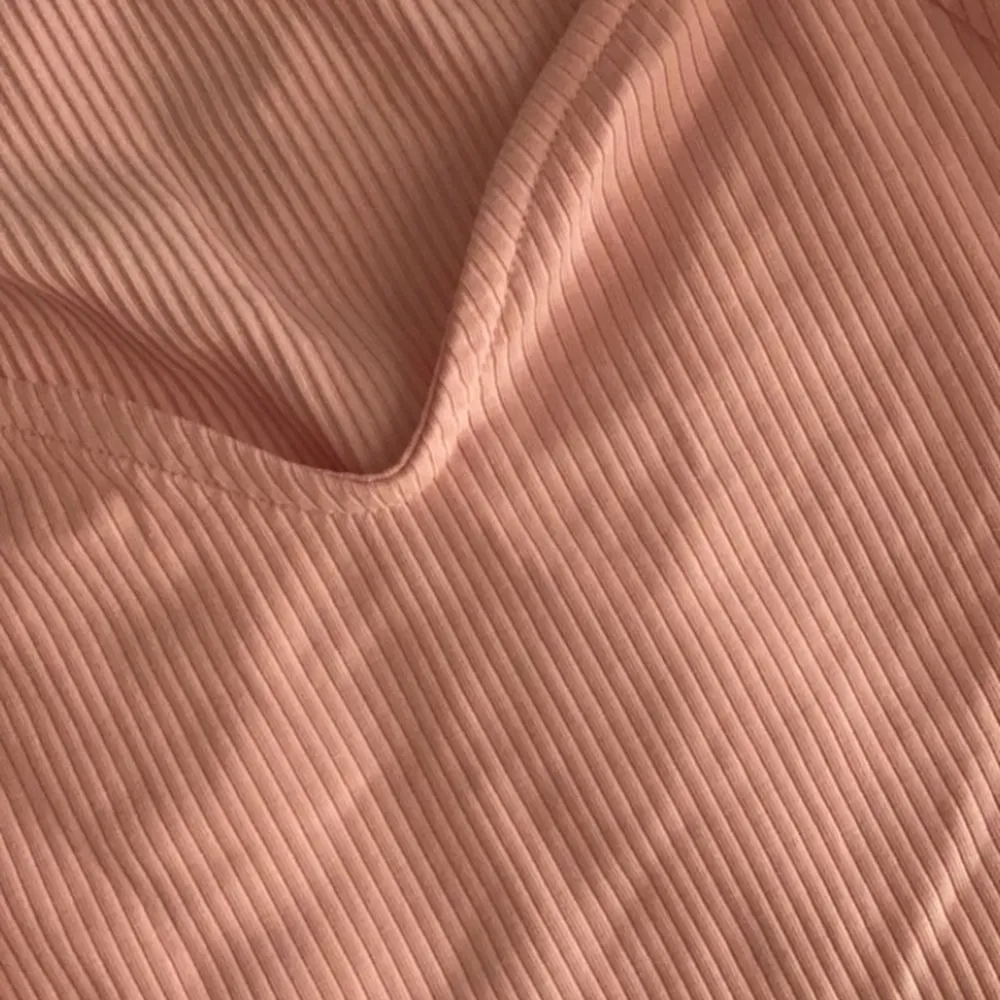 Säljer nu min fina rosa tröja från Nelly, tröjan är i storlek S och i jätte bra skick, säljs pga ingen användning . Tröjor & Koftor.