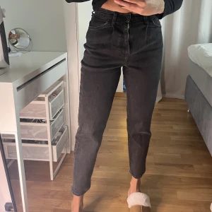 Jeans (mom) - Mina favoritjeans under en period. Har tyvärr växt ur dem. Dem är lite kortare i benen. Perfekt för petite. Framhäver formerna!! Lite urtvättade men ingen annan anmärkning. 