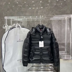 Moncler  - Säljer min moncler maya jacka i storlek S, endast testad alla lappar är kvar, nfc scanner funkar finns video på det.  Skickas spårbart kan samt mötas upp pris kan gå ner vid snabbaffär💕