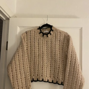 Stickad tröja - Jätte fin stickad tröja. Köpt på Plick men tyvärr passade den inte. Stl XS Färg ljusrosa/beige
