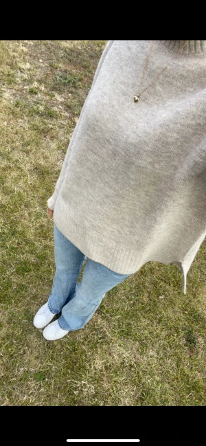 Beige tjocktröja - Beige tjocktröja, . Inte nopprig. Sticks inte och är tjock så man blir varm.  Storlek s men passar även M