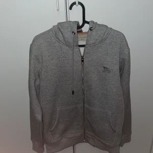 Burbery zip hoodie - En burbery zip hoodie använt någon gånger kom privat för mer information 