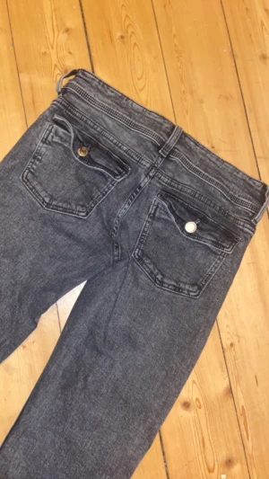 Säljer lågmidjade byxor  - Jag säljer dehär lågmidjade byxorna från Gina tricot jättebra skick säljer pga kommer inte till använding storlek 152-164