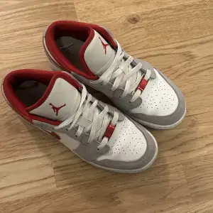 Jordan 1 grå/röd 