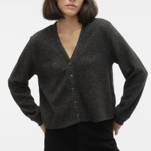 Kofta - Kofta från Vero Moda i stl xs. Använd en gång därav nyskick. Nypris är 350kr